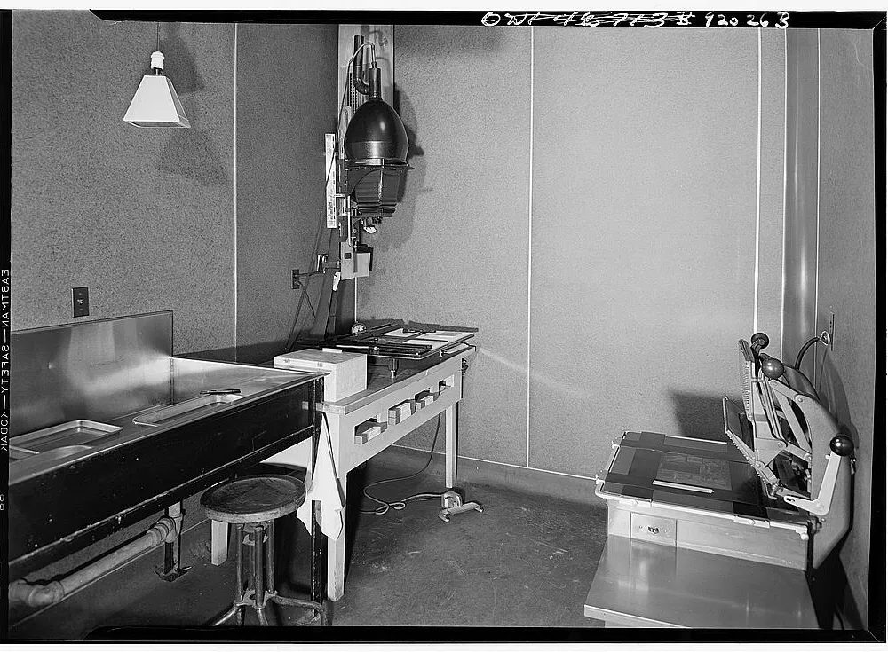Reginald Hotchkiss, FSA/OWI photograph laboratory enlarging and contact room, Washington, D.C. (1941), U.S. Library of Congress